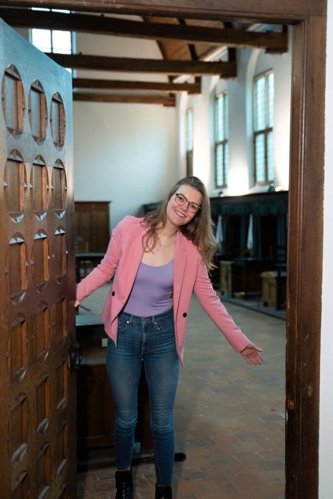 Amersfoort in C vrijwilliger die de deur open houd van De Mannenzaal. Foto is gemaakt door Ralf Silvius