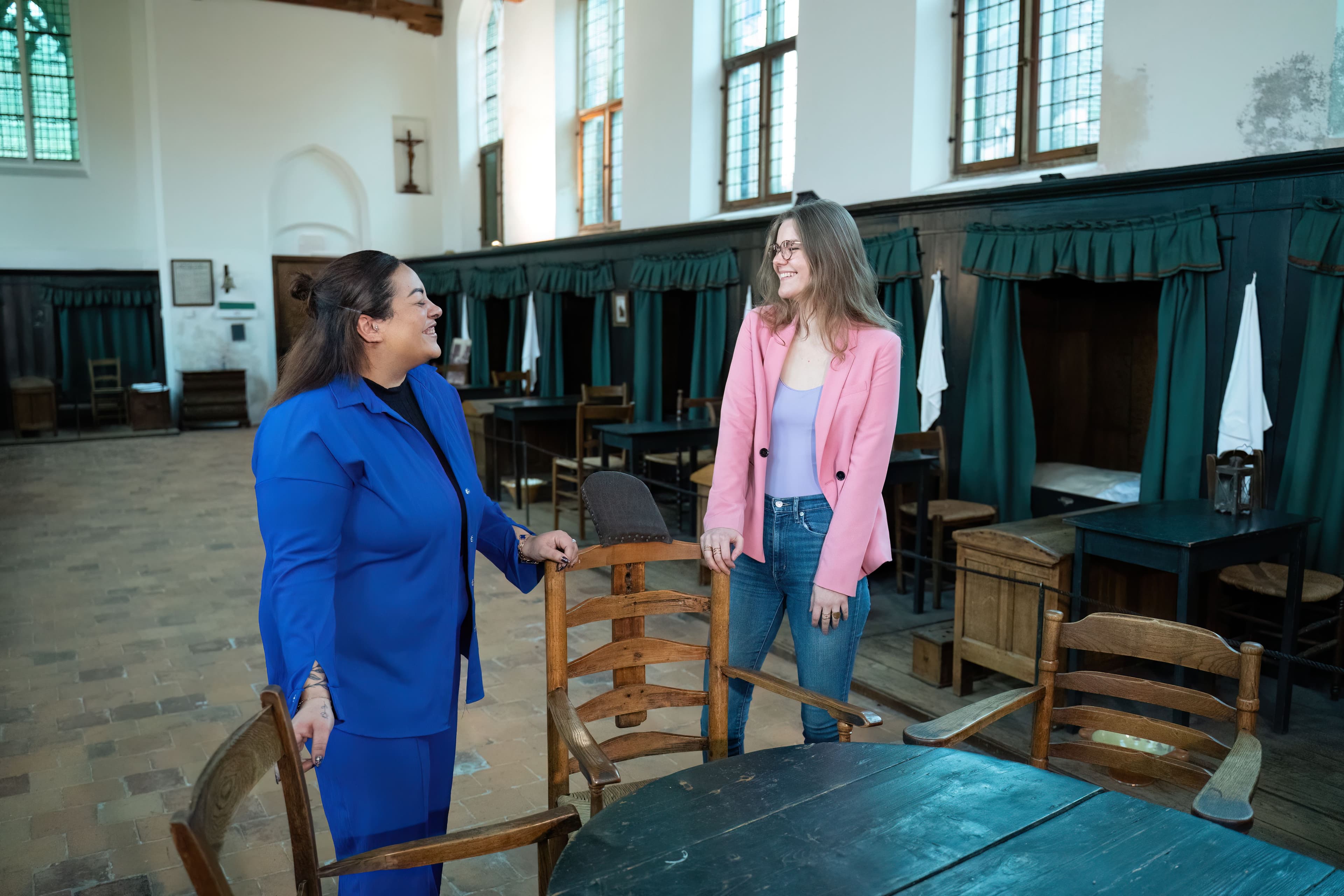 Twee vrijwilligers van Amersfoort in C die in De Mannenzaal staan te kletsen. De foto is gemaakt door Ralf Silvius