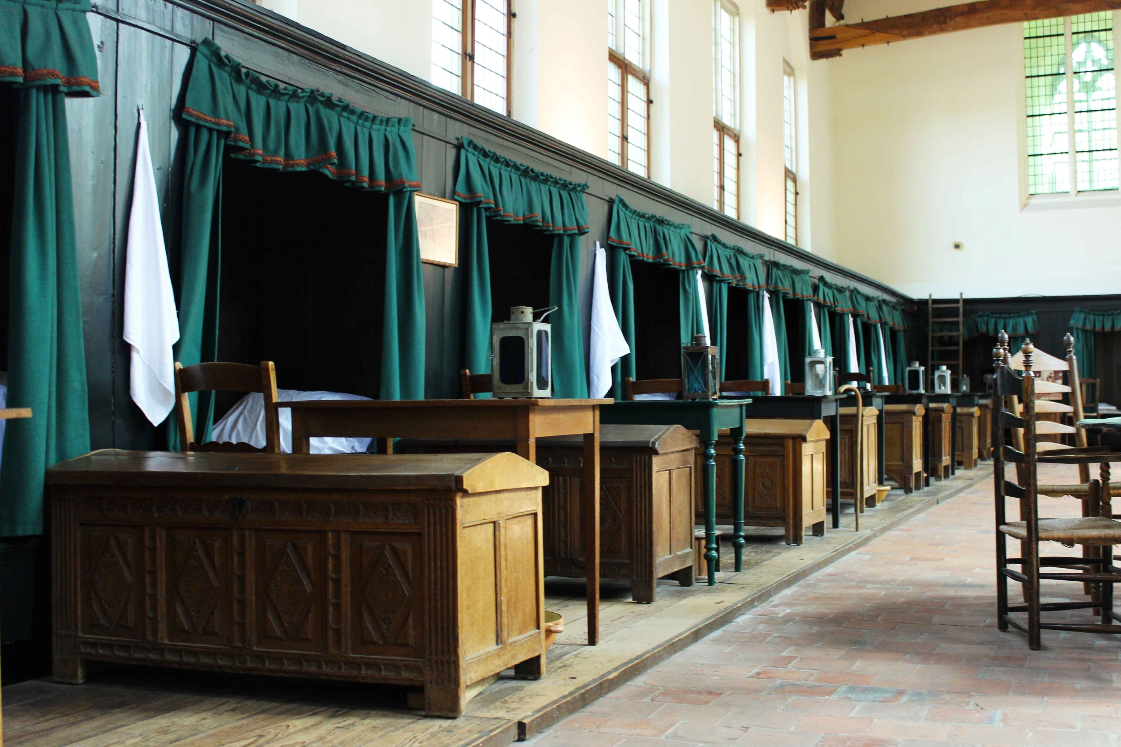 De mannenzaal van binnen. Je ziet de Bedstedes in De Mannenzaal