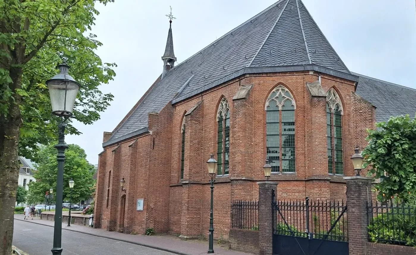 Historische kapel van het St. Pieters en Bloklands Gasthuis in Amersfoort, met bakstenen gevel en hoge ramen vanuit de buitenkant. Foto is gemaakt door: City Marketing Amersfoort